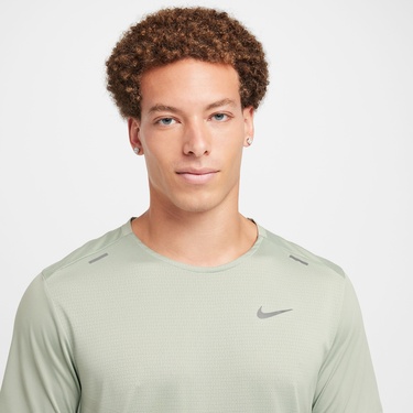  Nike Dri-Fit Rise 365 Erkek Yeşil T-Shirt