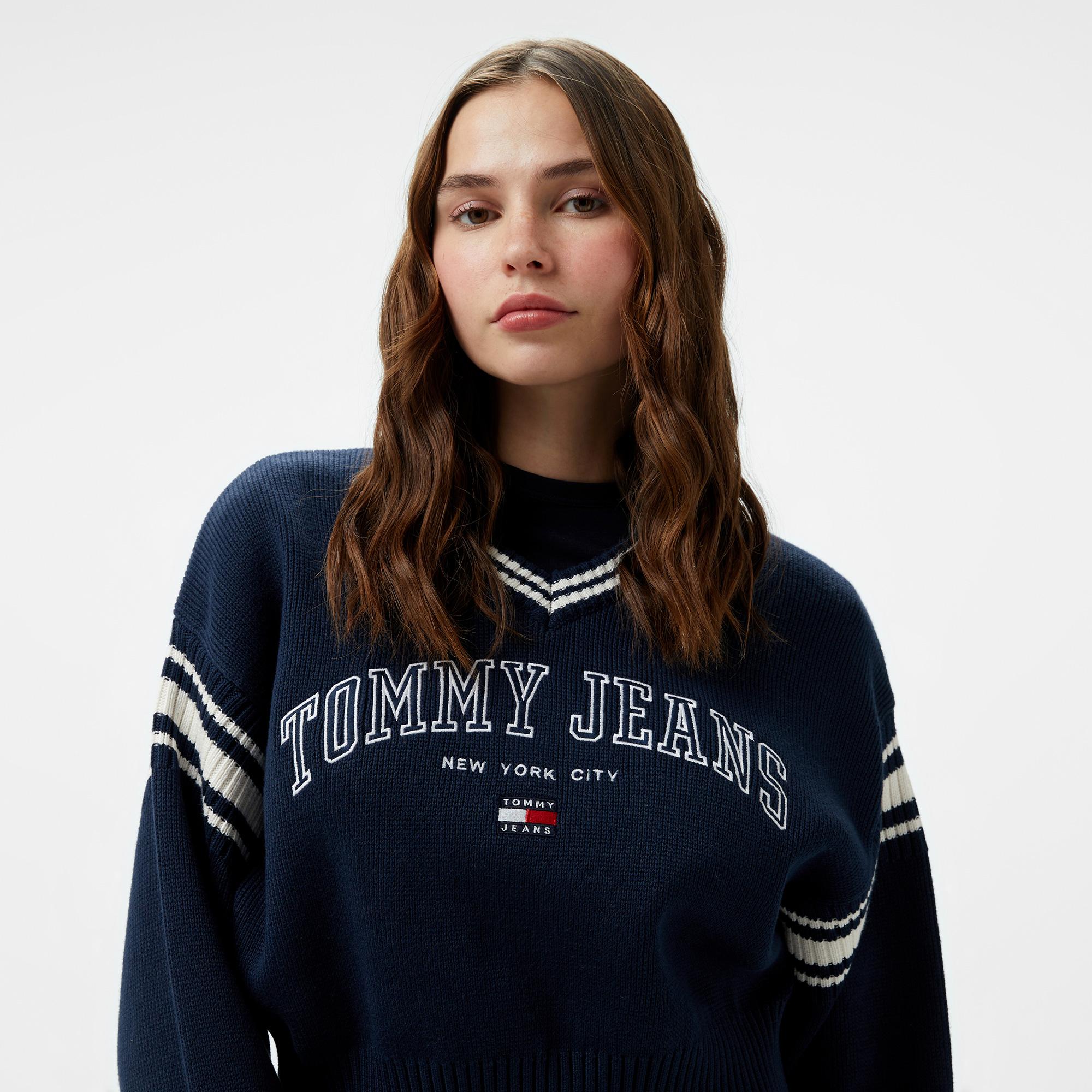 Tommy Hilfiger Jeans Varsity V-Neck Kadın Lacivert Kazak