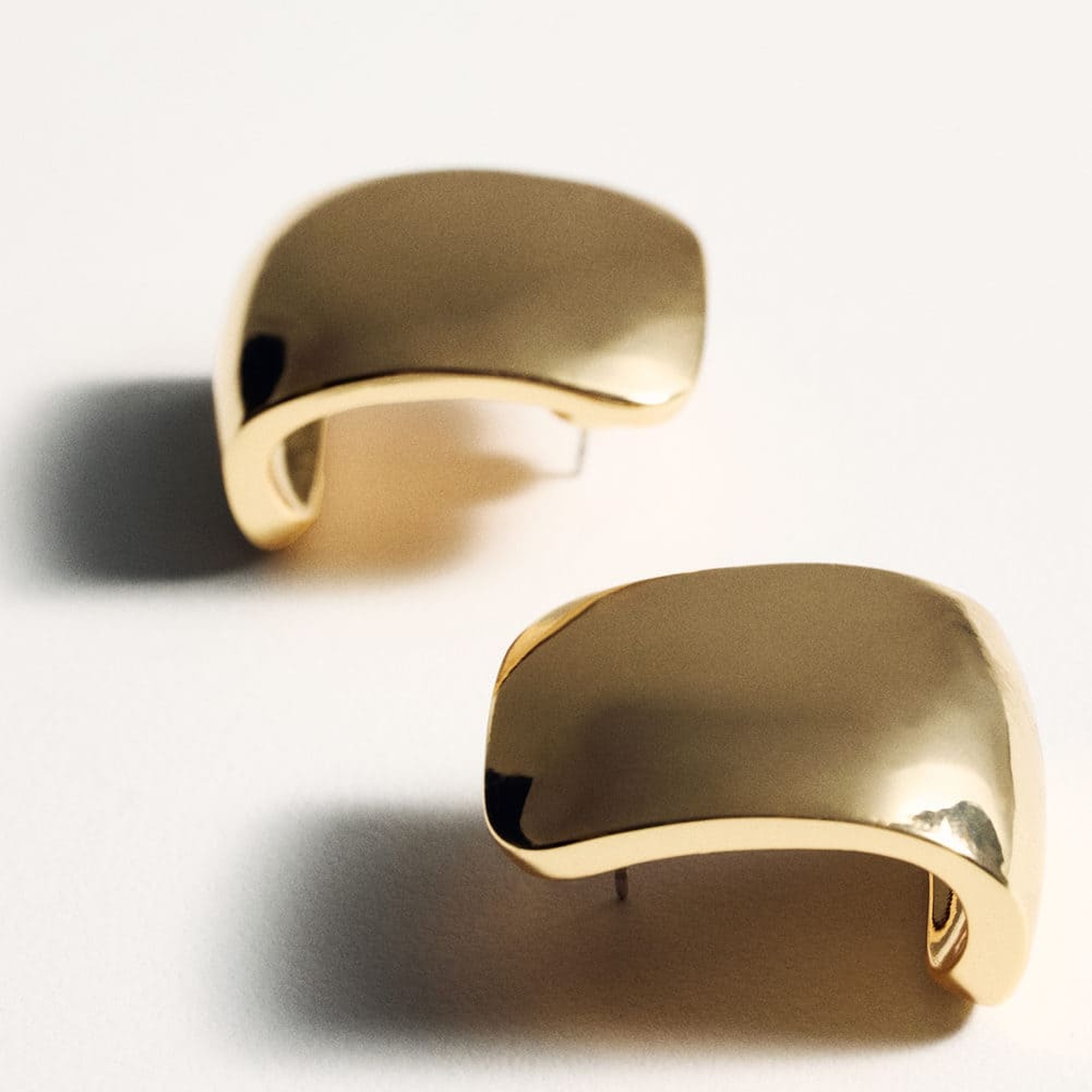 Mango Kadın Hacimli Halka Küpe Altın Sarısı