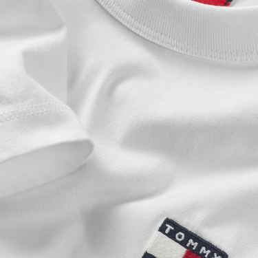  Tommy Jeans Reg Badge Kadın Beyaz T-Shirt