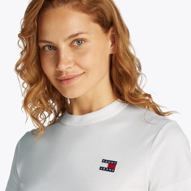  Tommy Jeans Reg Badge Kadın Beyaz T-Shirt
