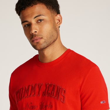  Tommy Jeans Reg Vintage Varsity Erkek Kırmızı T-Shirt