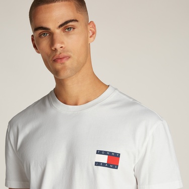  Tommy Jeans Reg Heritage Flag Ext Erkek Beyaz T-Shirt