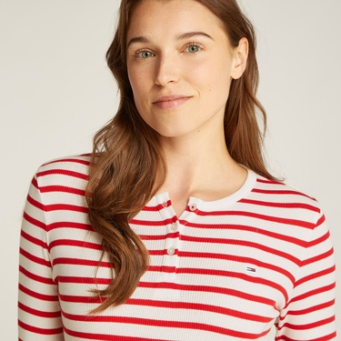  Tommy Jeans Button Rib C-Neck Kadın Kırmızı T-Shirt