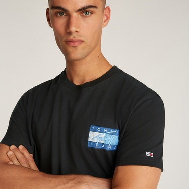  Tommy Jeans Reg Rwb Flag Ext Erkek Siyah T-Shirt