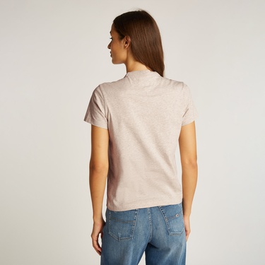  Tommy Jeans Reg Badge Kadın Bej T-Shirt