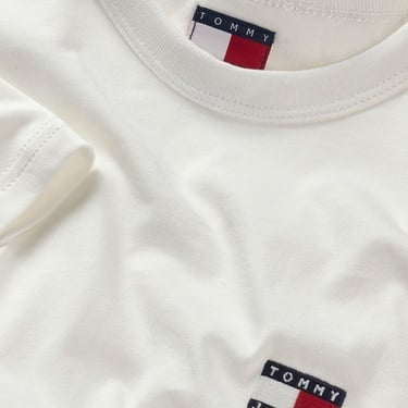  Tommy Jeans Reg Badge Ext Erkek Beyaz T-Shirt