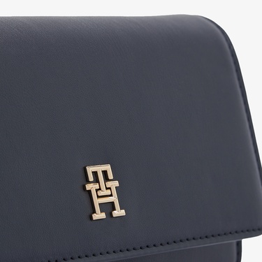  Tommy Hilfiger Eternity Chain Crossover Kadın Lacivert El Çantası