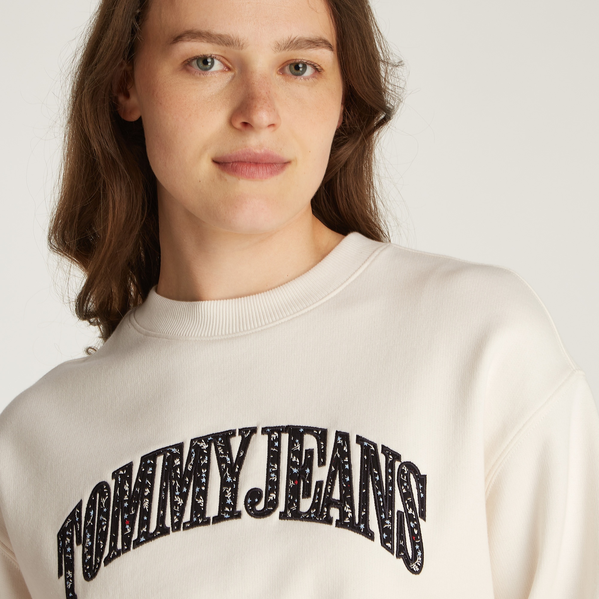 Tommy Jeans Relax Floral Varsity Crew Kadın Beyaz Sweatshirt