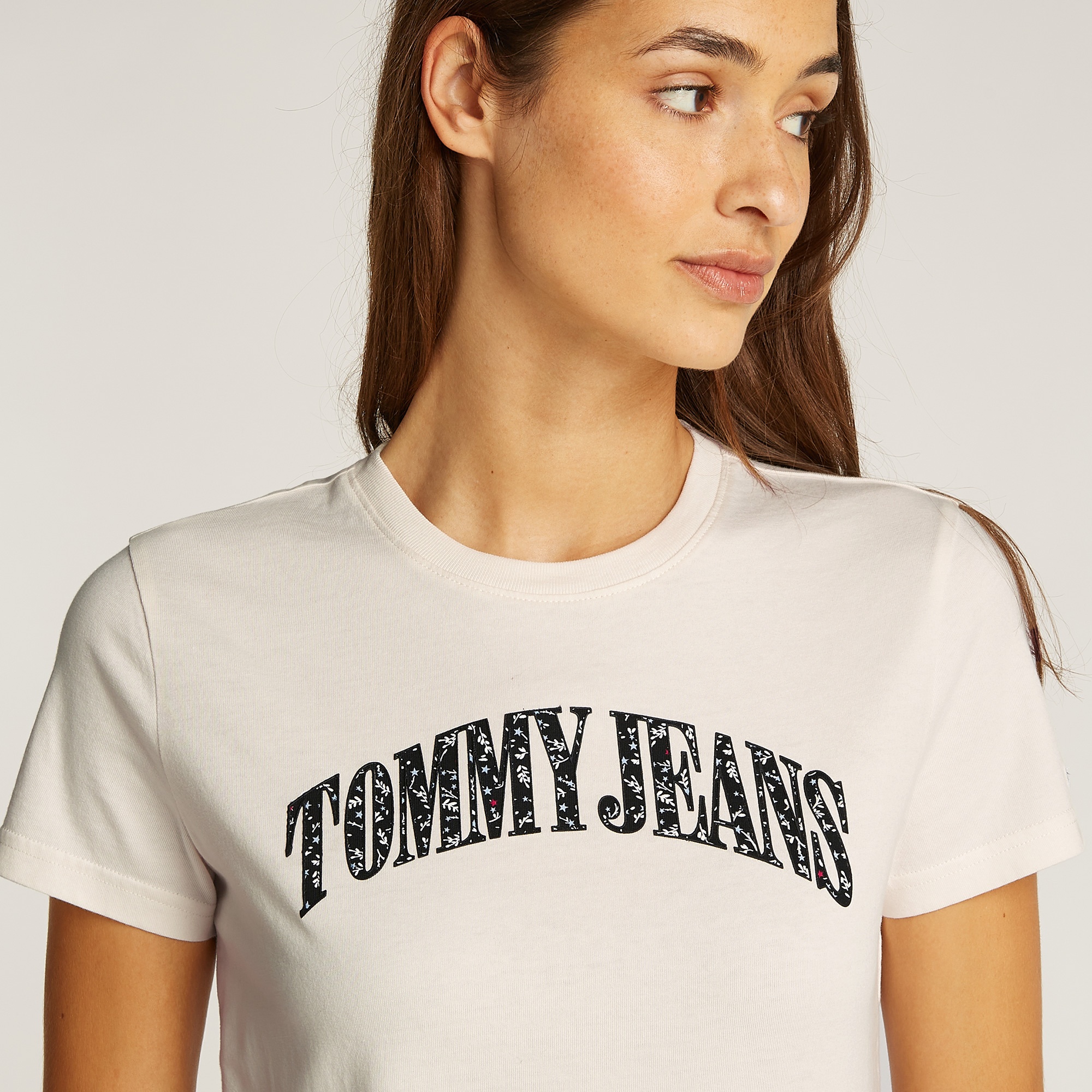Tommy Jeans Reg Floral Varsity Kadın Beyaz T-Shirt