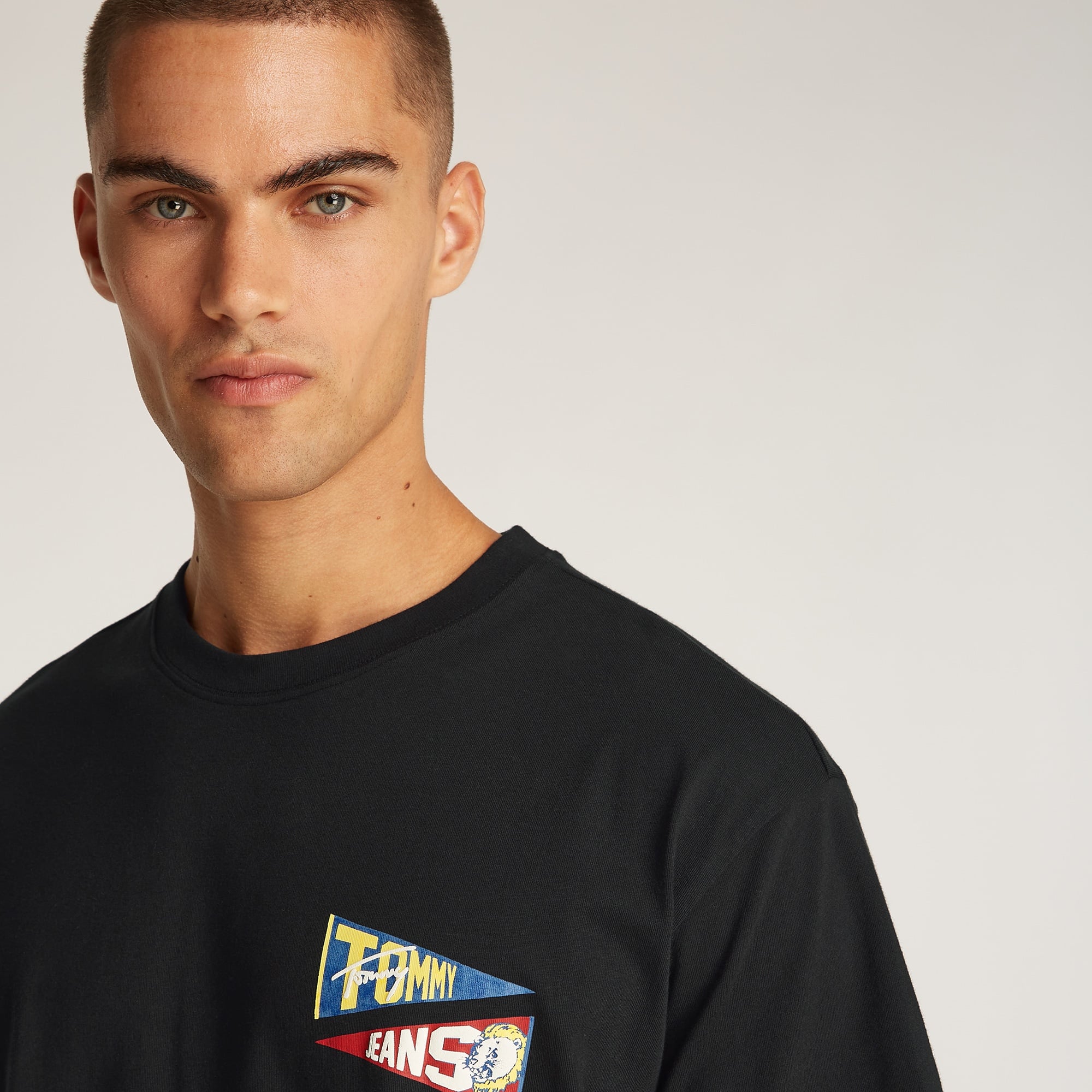 Tommy Jeans Relax Uni Flag Tiger Erkek Siyah T-Shirt