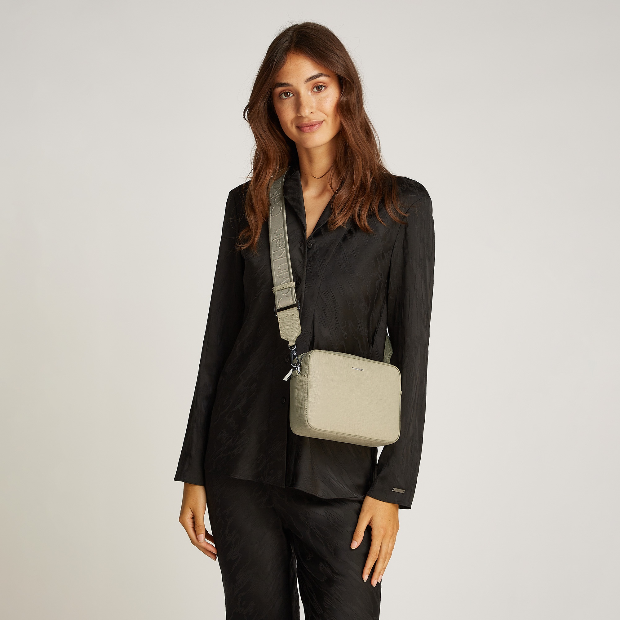 Calvin Klein Must Small Camera Caviar Kadın Yeşil El Çantası