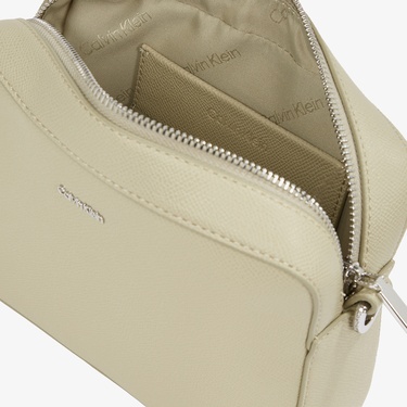  Calvin Klein Must Small Camera Caviar Kadın Yeşil El Çantası