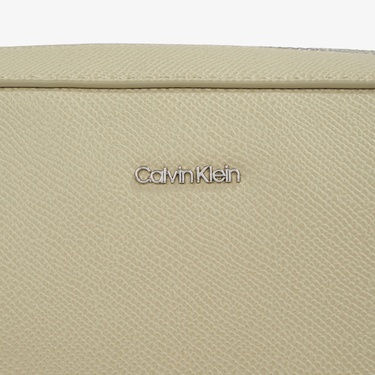  Calvin Klein Must Small Camera Caviar Kadın Yeşil El Çantası
