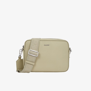  Calvin Klein Must Small Camera Caviar Kadın Yeşil El Çantası