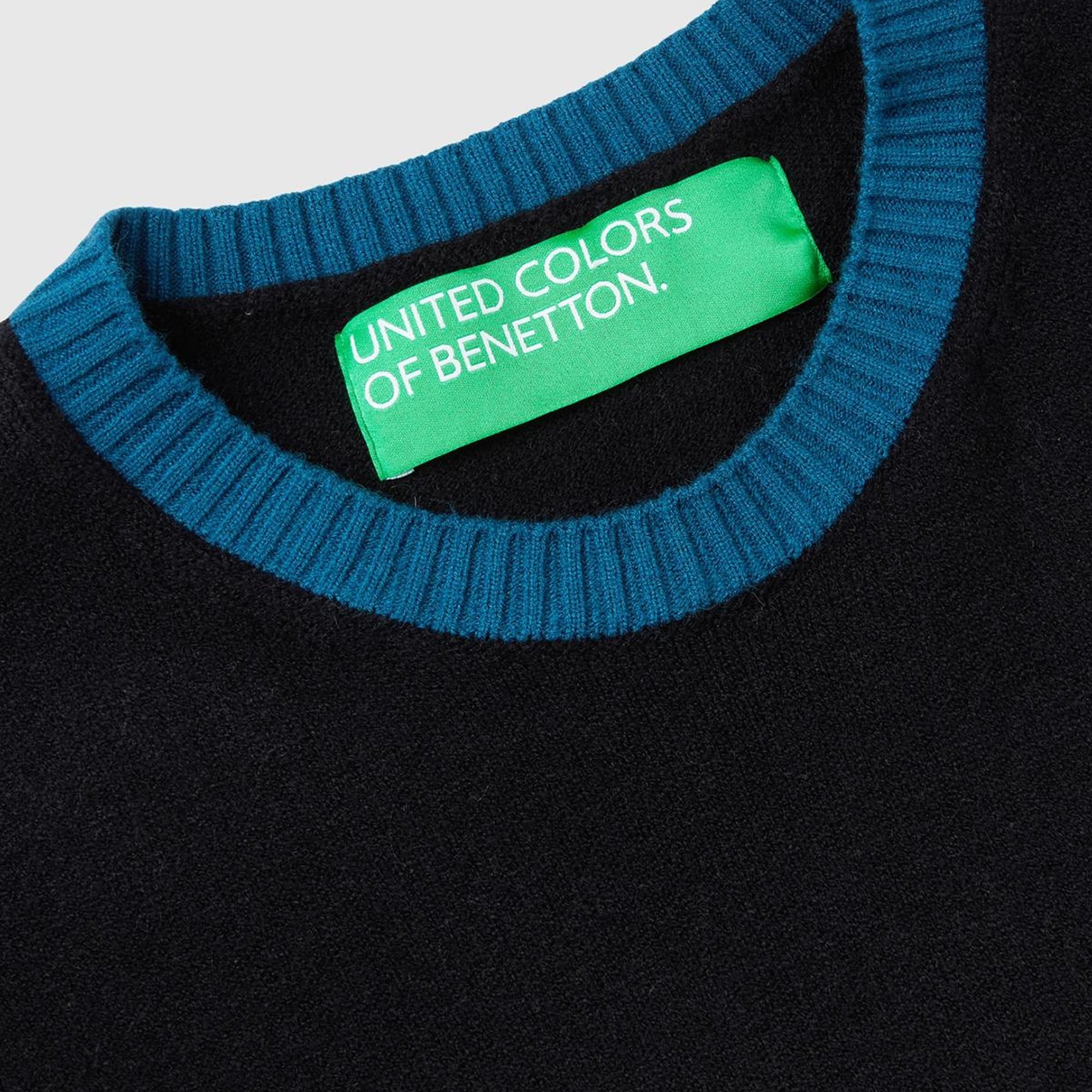 Kadın Siyah Viskoz Karışımlı Yanları Yırtmaçlı Kolsuz Kazak