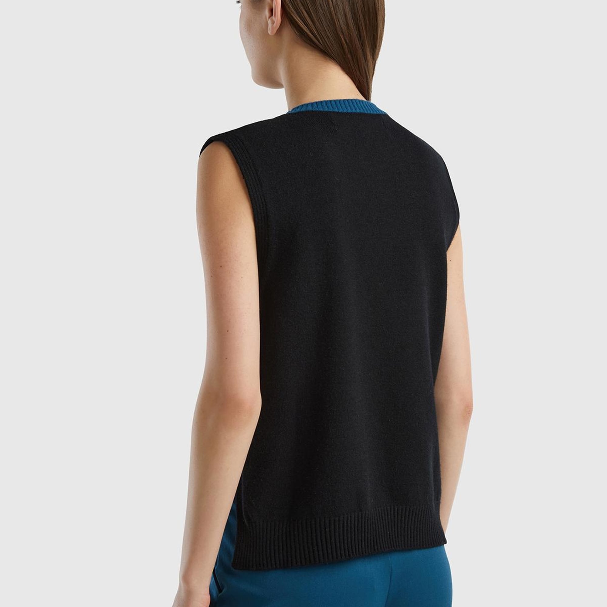 Kadın Siyah Viskoz Karışımlı Yanları Yırtmaçlı Kolsuz Kazak