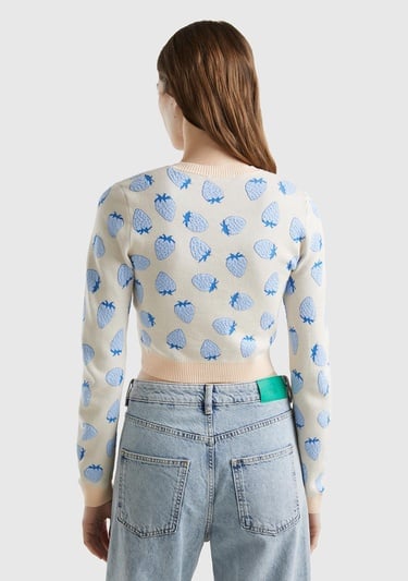  Kadın Krem Pamuk Karışımlı Tamamı 3D Çilek Desenli Bisiklet Yaka Kazak