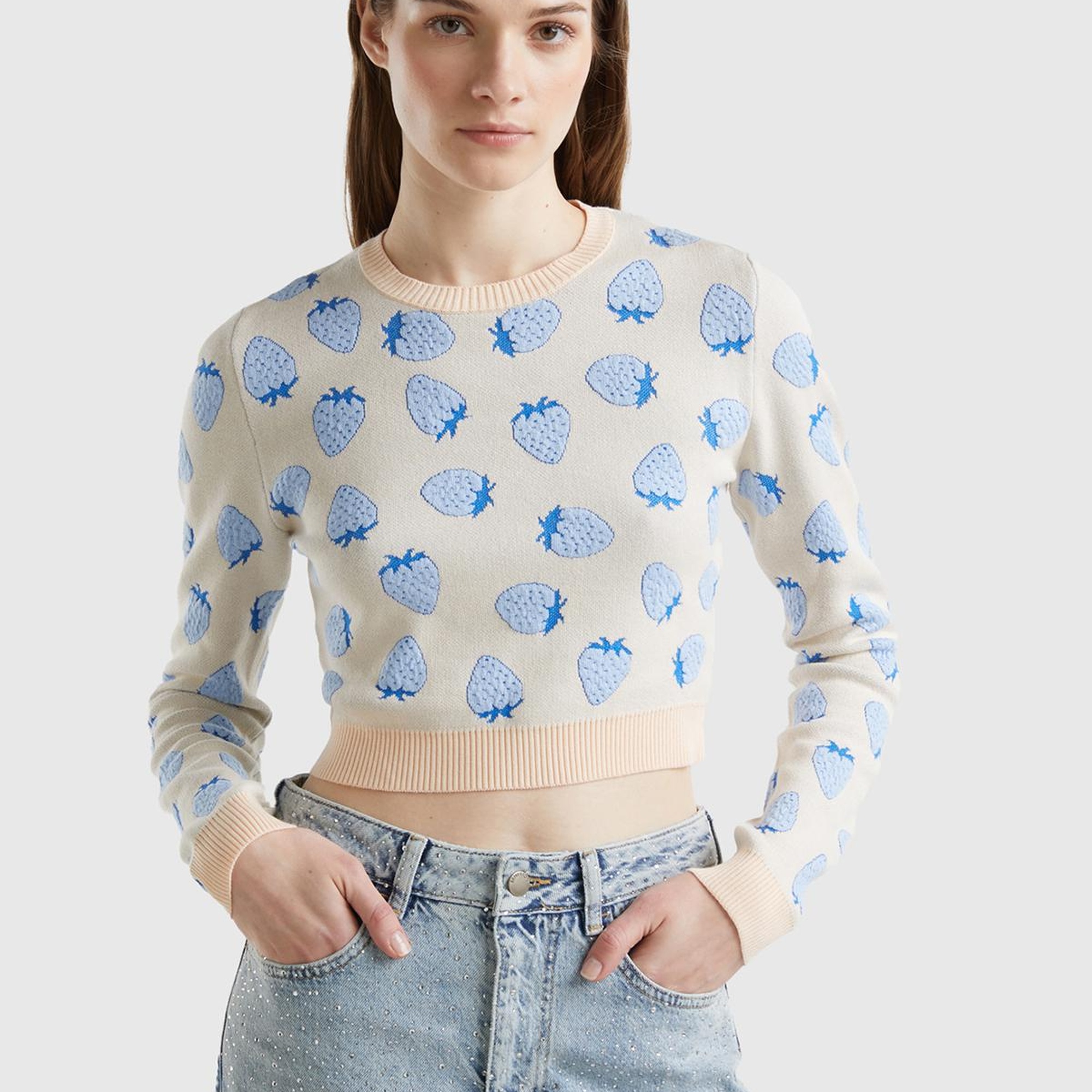 Kadın Krem Pamuk Karışımlı Tamamı 3D Çilek Desenli Bisiklet Yaka Kazak