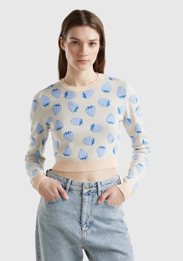  Kadın Krem Pamuk Karışımlı Tamamı 3D Çilek Desenli Bisiklet Yaka Kazak