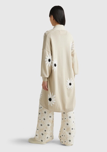  Kadın Bej Pamuk ve Yün Karışımlı Önü Cepli Çiçek Motifli Midi Hırka