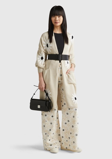  Kadın Bej Pamuk ve Yün Karışımlı Önü Cepli Çiçek Motifli Midi Hırka