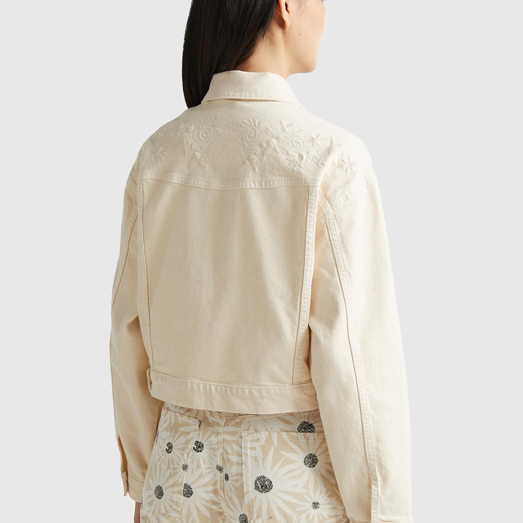 Kadın Krem Streç Pamuklu Arkası Çiçek Motifli Düğmeli Crop Denim Ceket