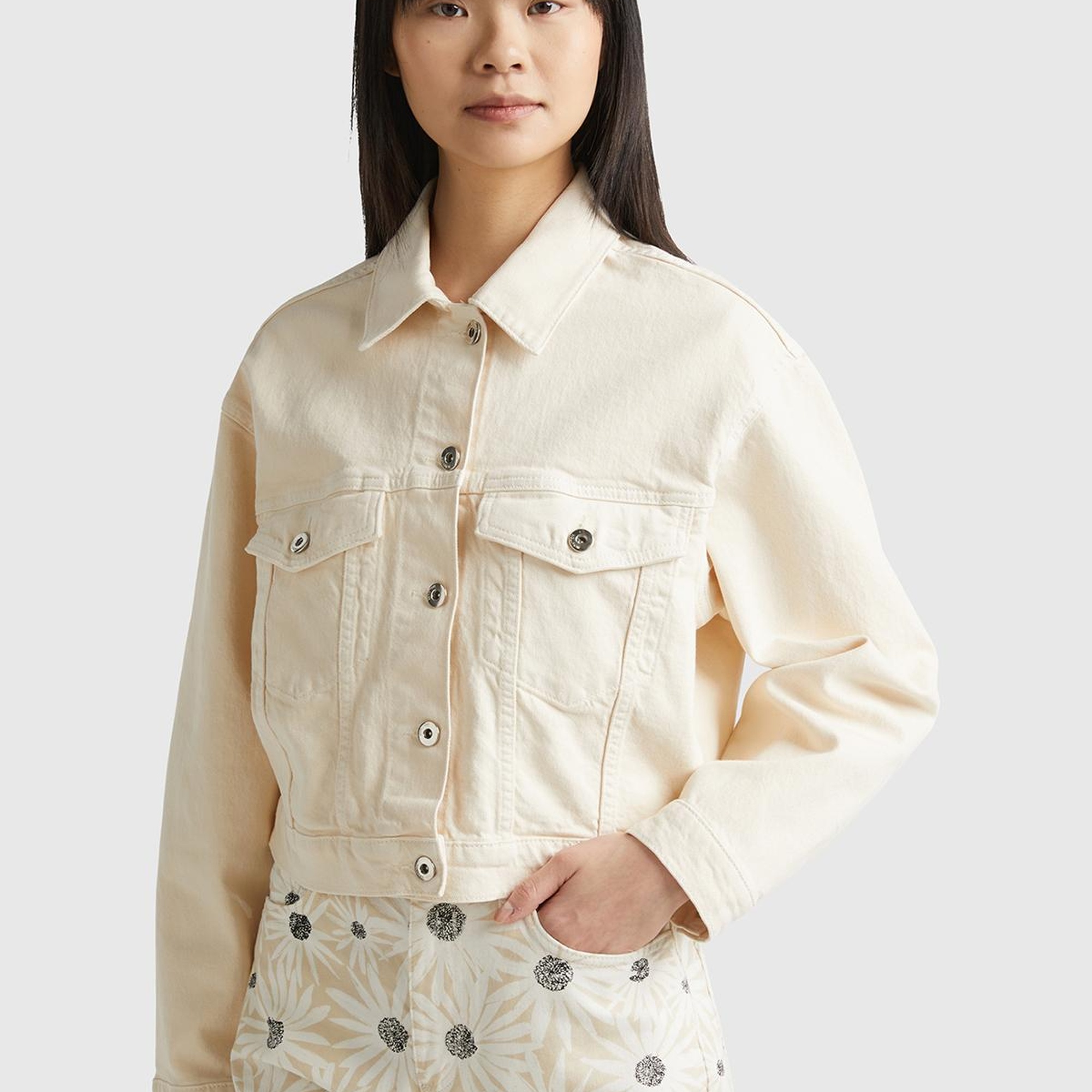 Kadın Krem Streç Pamuklu Arkası Çiçek Motifli Düğmeli Crop Denim Ceket