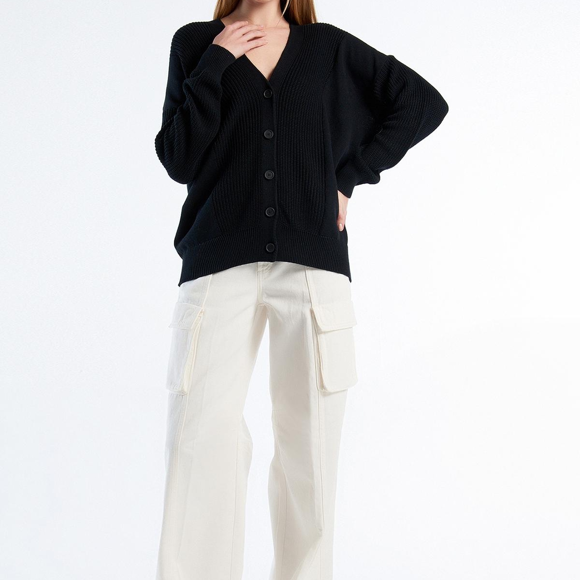 Kadın Siyah %100 Pamuk Düğmeli Geniş Kalıp V Yaka Kazak