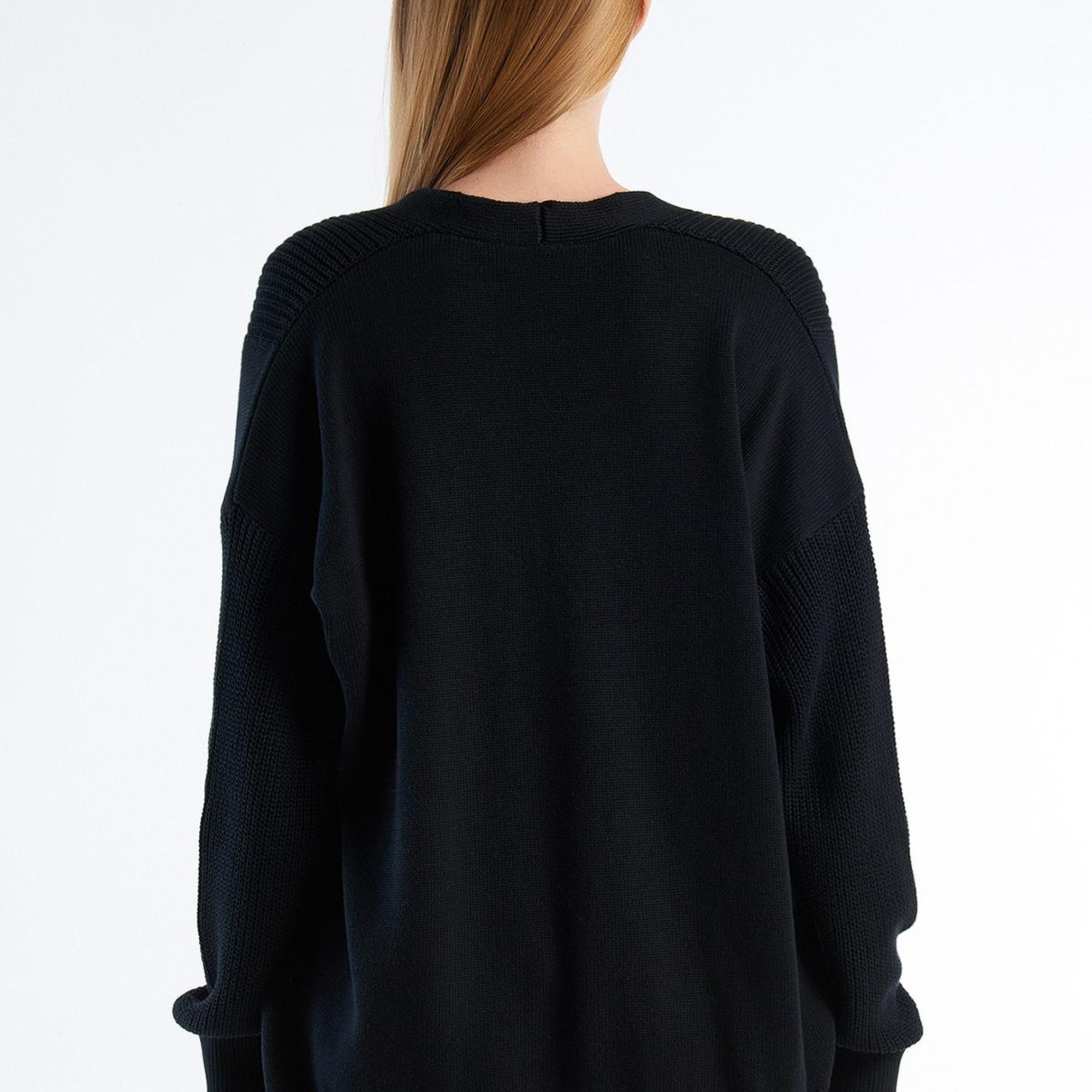 Kadın Siyah %100 Pamuk Düğmeli Geniş Kalıp V Yaka Kazak