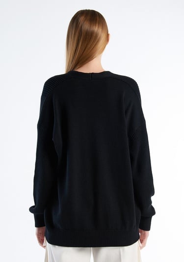  Kadın Siyah %100 Pamuk Düğmeli Geniş Kalıp V Yaka Kazak