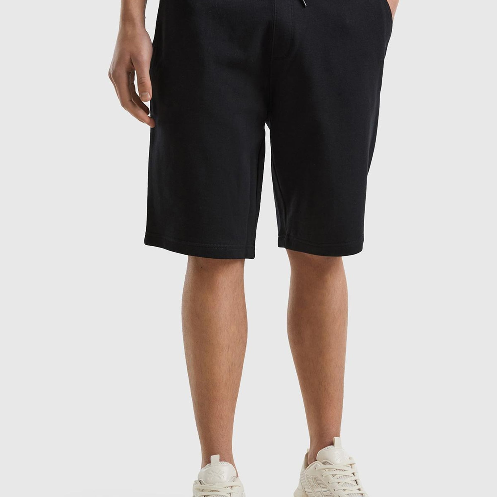 Erkek Siyah %100 Pamuk Logo Detaylı Beli Lastikli Bermuda Şort