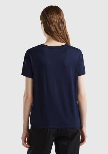  Kadın Koyu Lacivert Viskoz Karışımlı Geniş V Yaka Basic T-Shirt