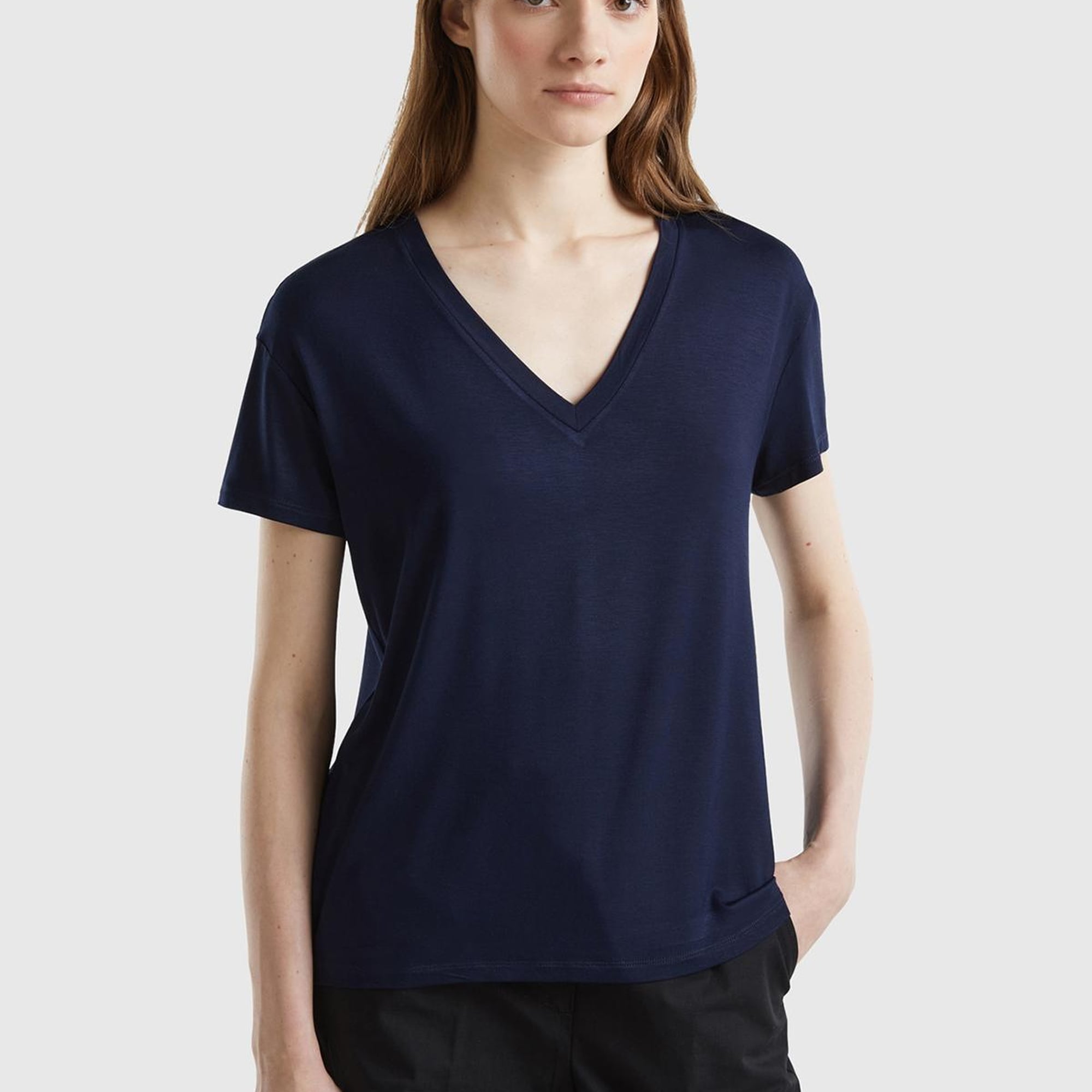 Kadın Koyu Lacivert Viskoz Karışımlı Geniş V Yaka Basic T-Shirt