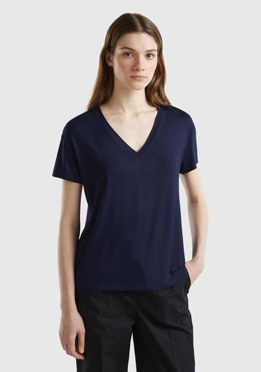  Kadın Koyu Lacivert Viskoz Karışımlı Geniş V Yaka Basic T-Shirt