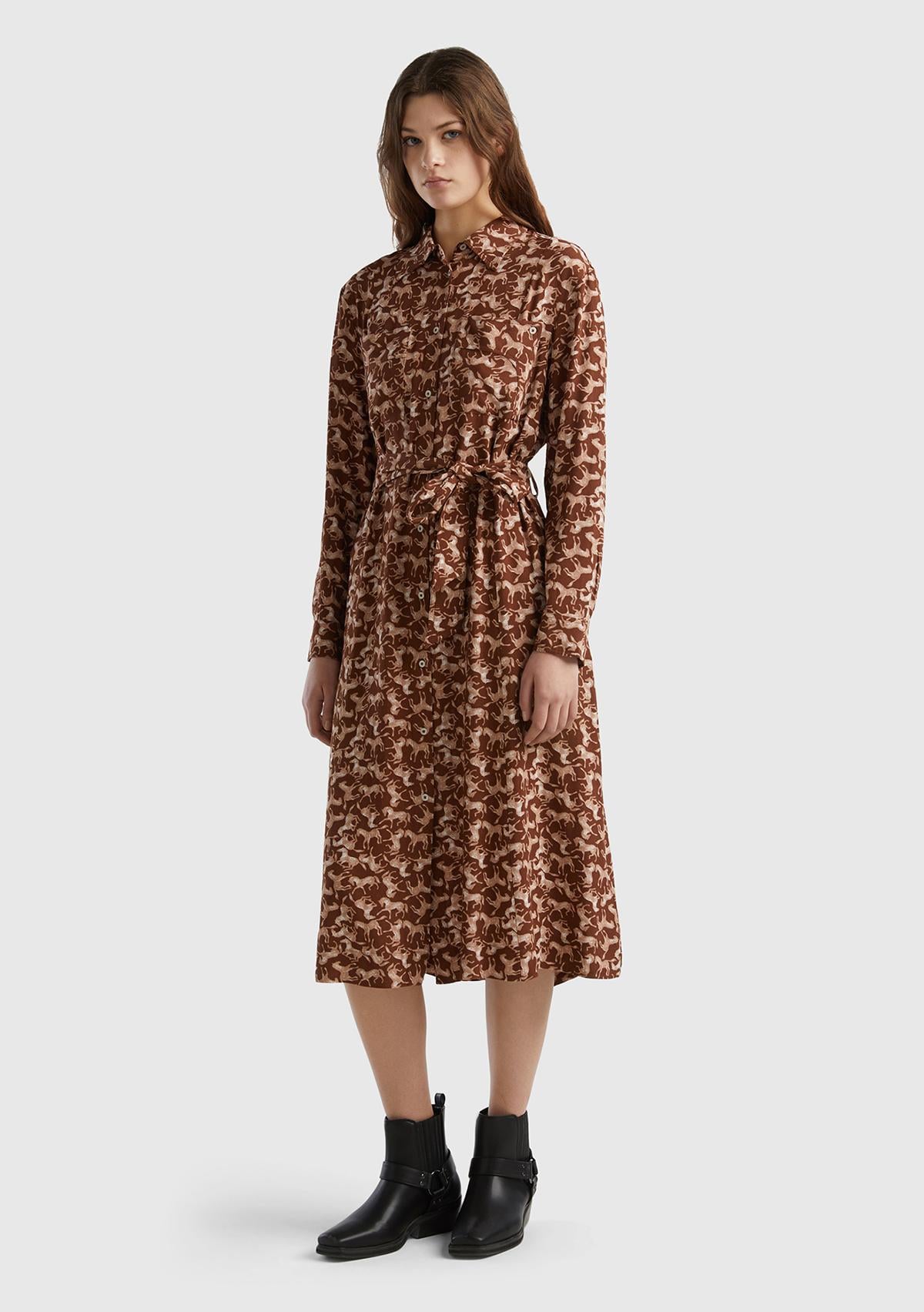  Kadın Kahve Mix %100 Viskoz Desenli ve Beli Kuşaklı Gömlek Yaka Uzun Elbise