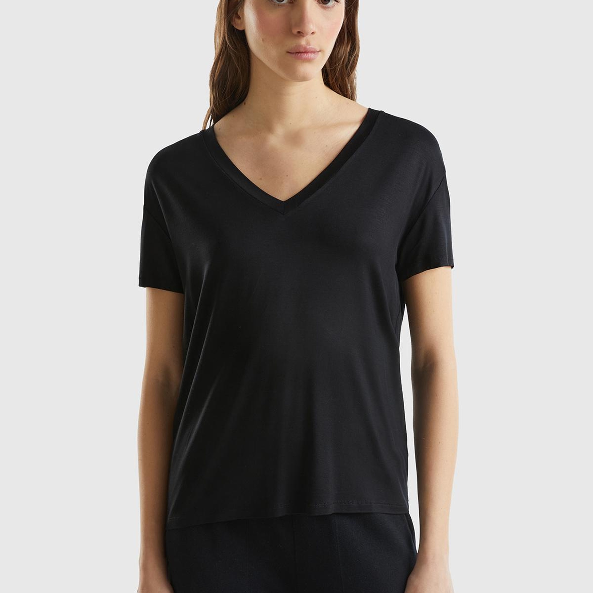 Kadın Siyah Viskoz Karışımlı Geniş V Yaka Basic T-Shirt