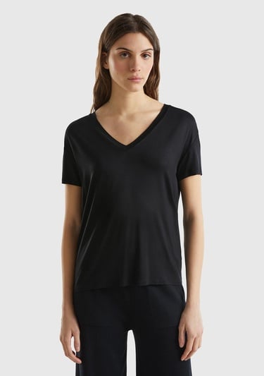  Kadın Siyah Viskoz Karışımlı Geniş V Yaka Basic T-Shirt