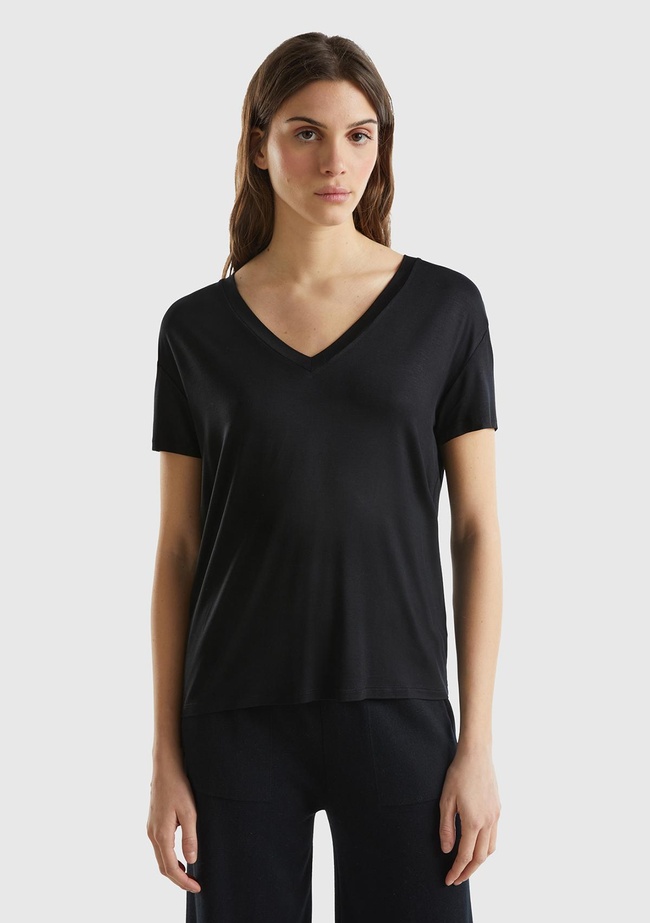  Kadın Siyah Viskoz Karışımlı Geniş V Yaka Basic T-Shirt