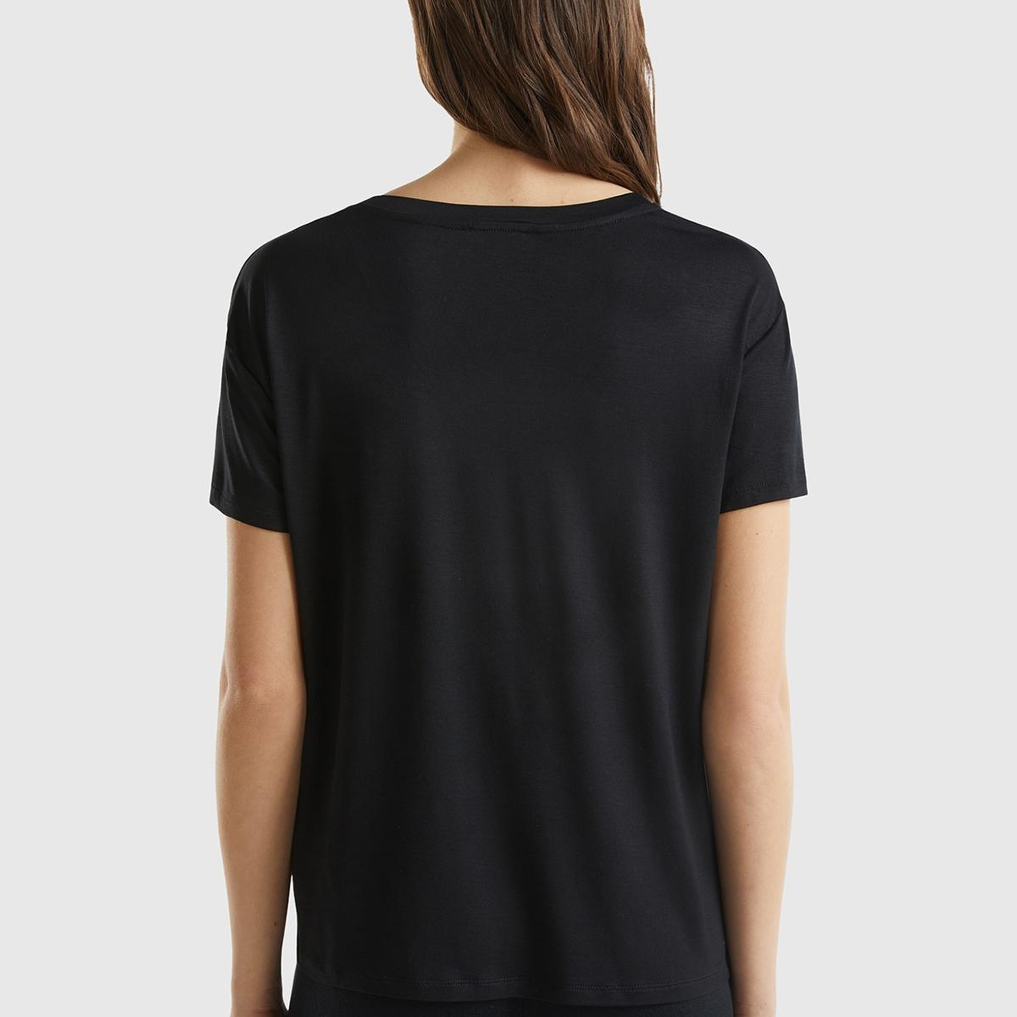 Kadın Siyah Viskoz Karışımlı Geniş V Yaka Basic T-Shirt