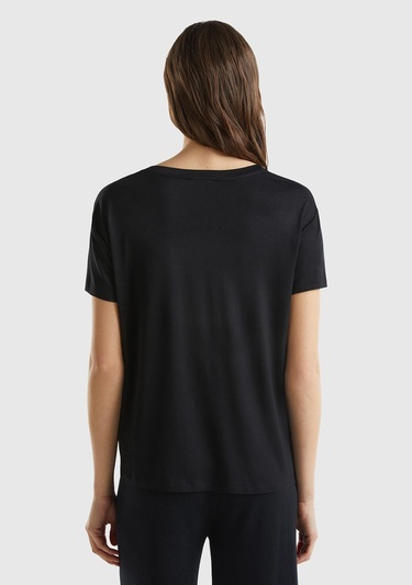  Kadın Siyah Viskoz Karışımlı Geniş V Yaka Basic T-Shirt