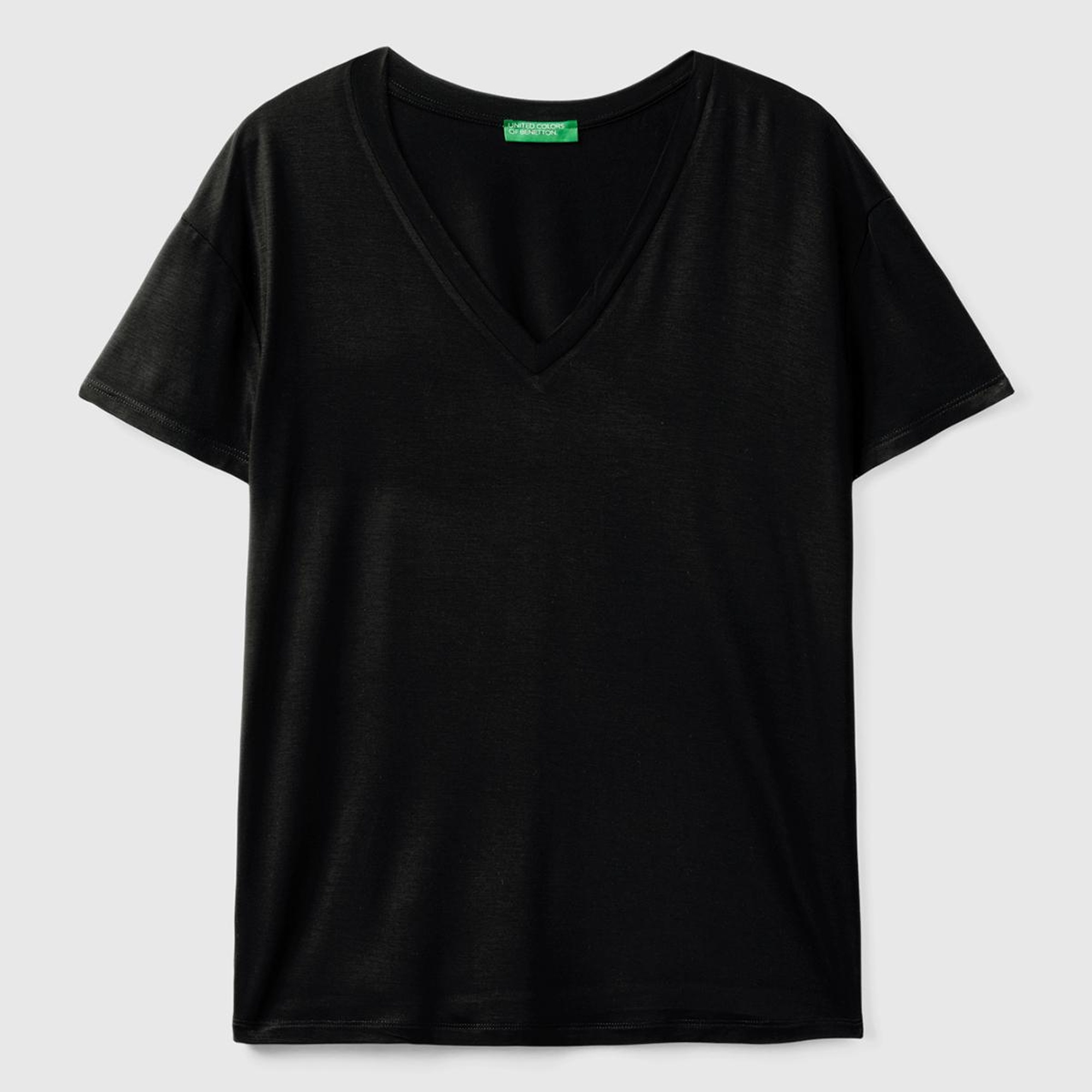 Kadın Siyah Viskoz Karışımlı Geniş V Yaka Basic T-Shirt