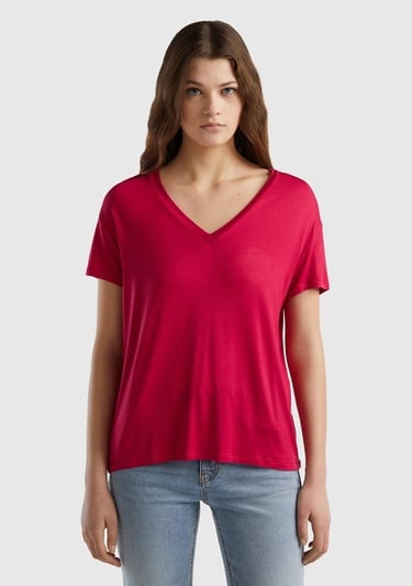  Kadın Fuşya Viskoz Karışımlı Geniş V Yaka Basic T-Shirt