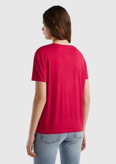  Kadın Fuşya Viskoz Karışımlı Geniş V Yaka Basic T-Shirt