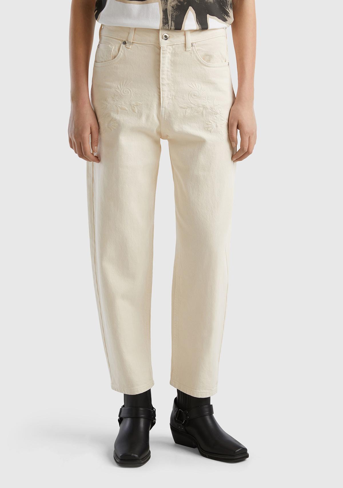  Kadın Krem Esnek Koton Carrot Fit Çiçek İşlemeli Denim Pantolon