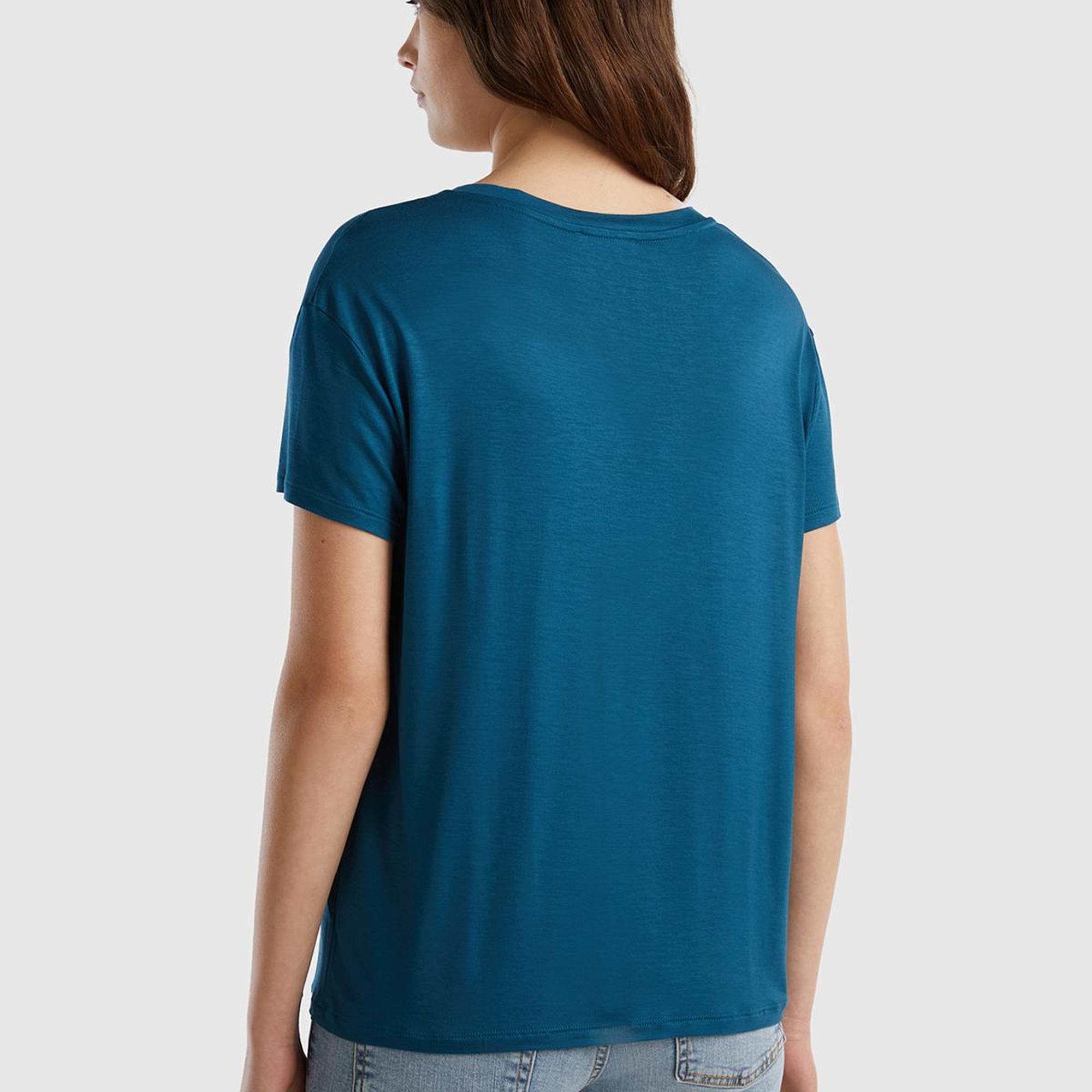 Kadın Petrol Mavisi Viskoz Karışımlı Geniş V Yaka Basic T-Shirt