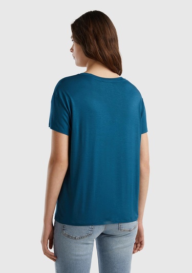  Kadın Petrol Mavisi Viskoz Karışımlı Geniş V Yaka Basic T-Shirt