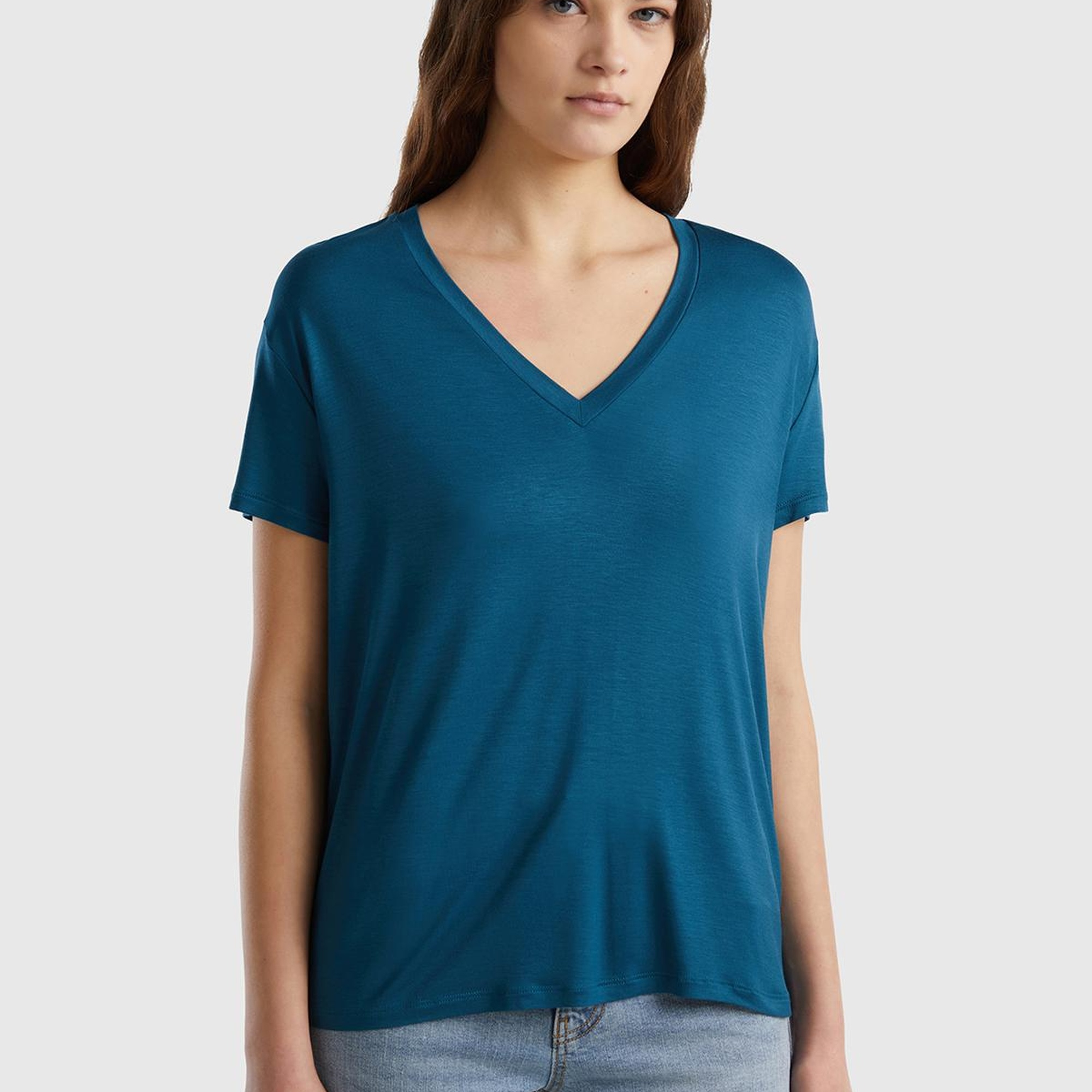 Kadın Petrol Mavisi Viskoz Karışımlı Geniş V Yaka Basic T-Shirt