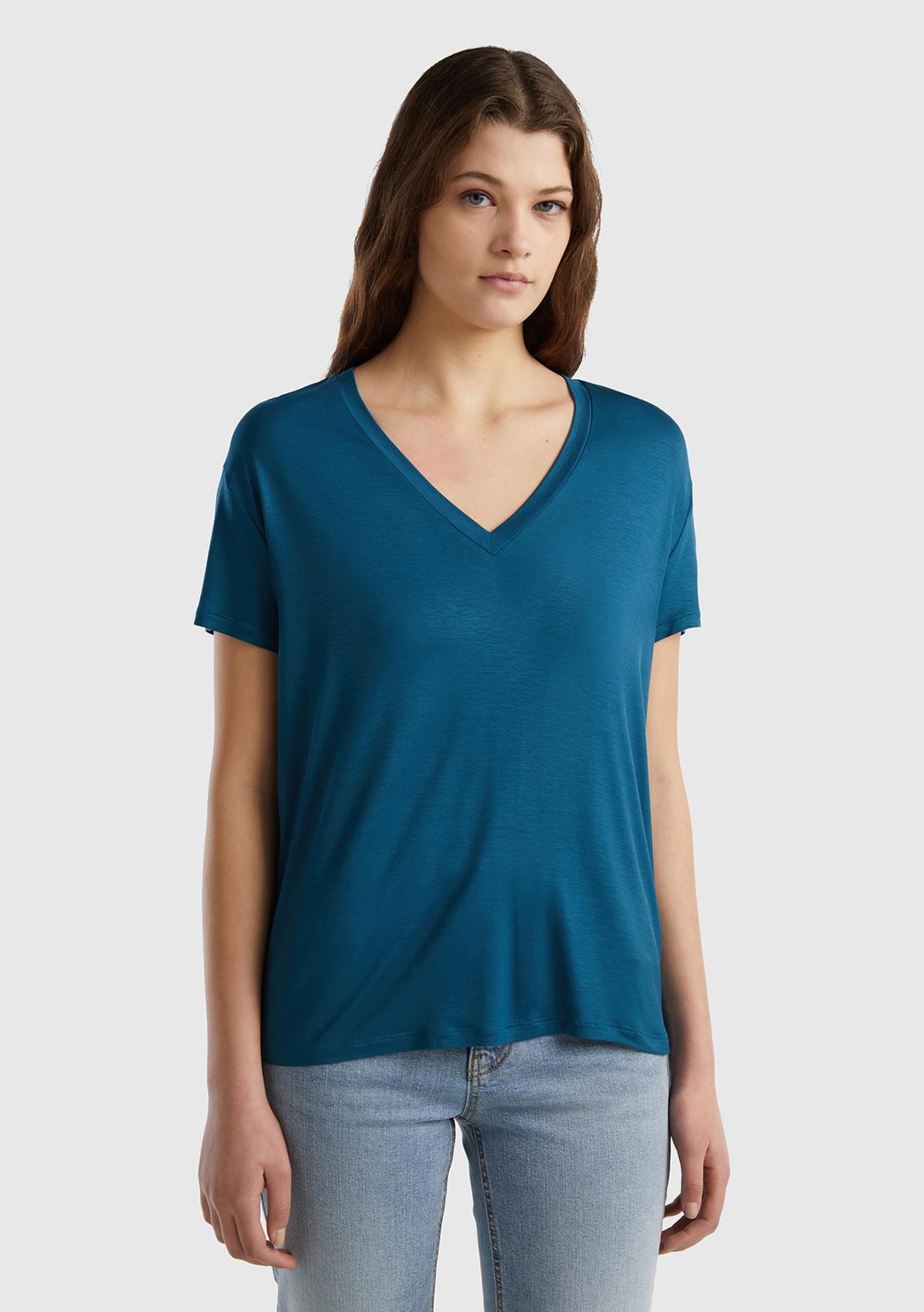  Kadın Petrol Mavisi Viskoz Karışımlı Geniş V Yaka Basic T-Shirt