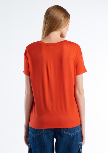  Kadın Kırmızı Viskoz Karışımlı Geniş V Yaka Basic T-Shirt